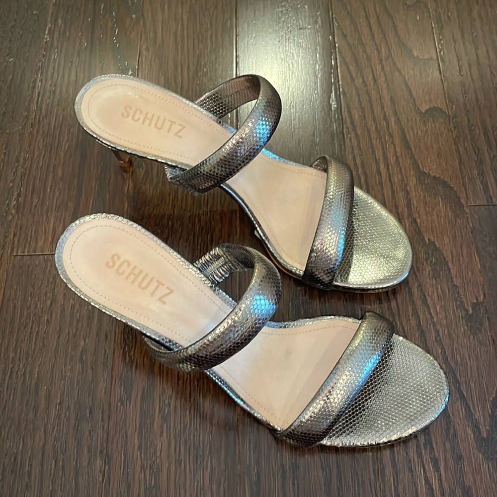 Schultz metallic low heeled sandal
